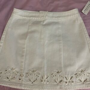 NWT PACSUN white denim mini skirt. Exposed back zipper. Size 25 (jeans)